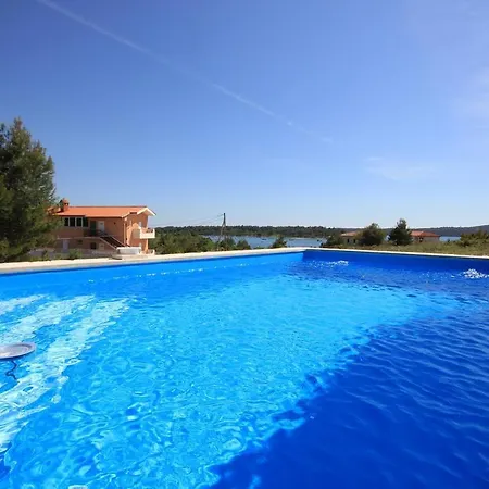 With A Swimming Pool - 7180 * Medulin